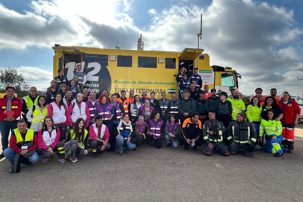 Más de 100 profesionales de emergencias y 250 trabajadores participan en un simulacro de alerta química en Guareña