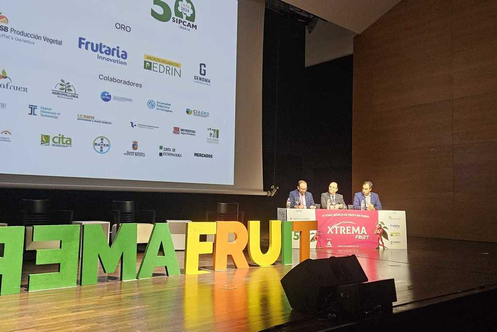 La Junta apuesta por el cultivo de fruta de hueso en la inauguración del IV Foro Ibérico Xtrema Fruit