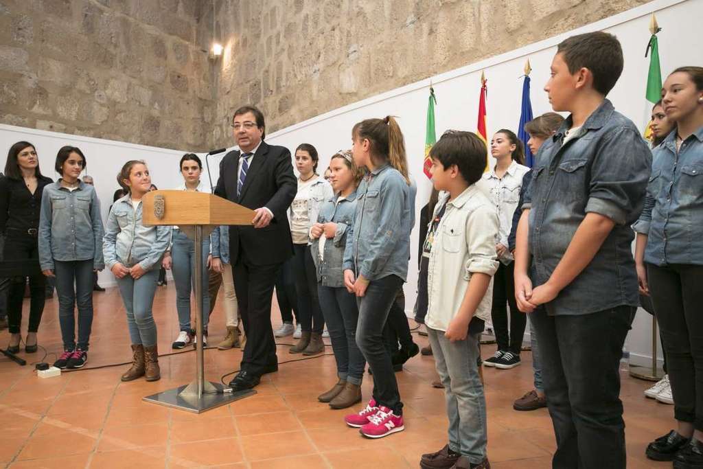 fernandez vara propone a los chicos del coro de campanario que le acompanen en el mensaje de fin de ano