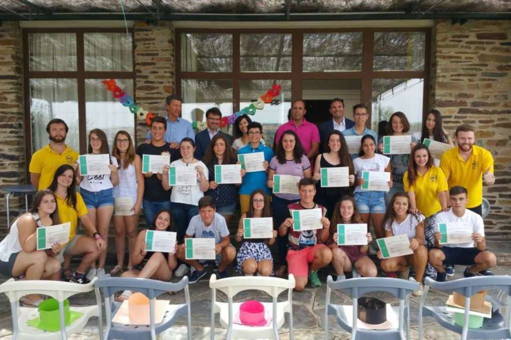 La consejera de Educación y Empleo entrega los diplomas a los alumnos del curso de inmersión lingüística organizado por Iberdrola