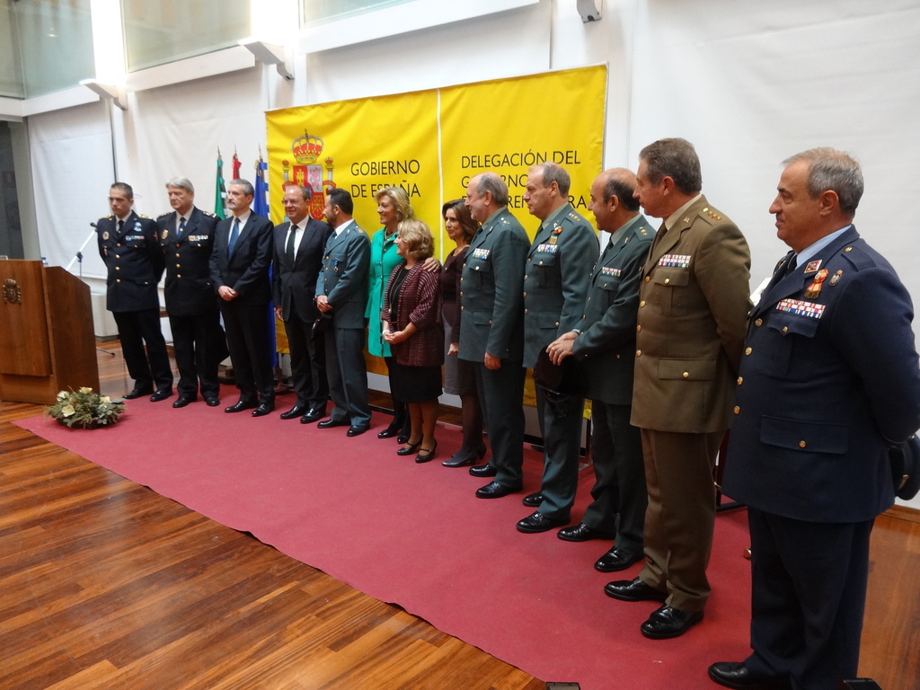 la delegada del gobierno en extremadura cristina herrera impone la medalla al merito de la seguridad vial