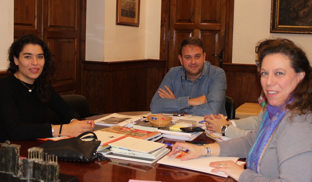 Alcalde de Mérida, portavoz ,delegada de Servicios Sociales con directora Territorial de Fundación Secretariado Gitano  2015