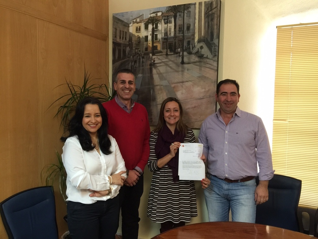 La alcaldesa de Jerez Virginia Borrallo y el presidente de la Junta de Cofradías Francisco Gallardo, junto a los concejales 2015