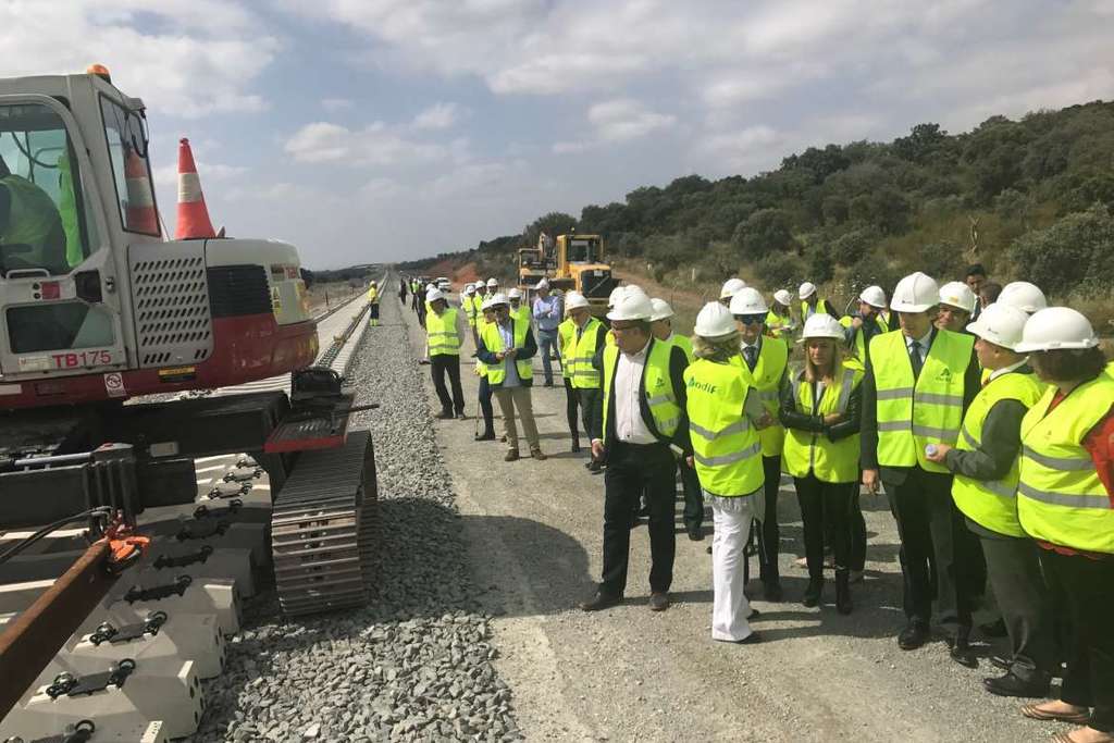 Begoña García reitera a Fomento las exigencias del Pacto por el Ferrocarril extremeño