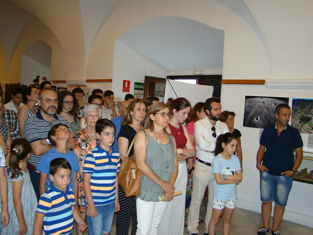 Público asistente a la inauguración exposición "Fósiles, meteoritos y cráteres de impacto"