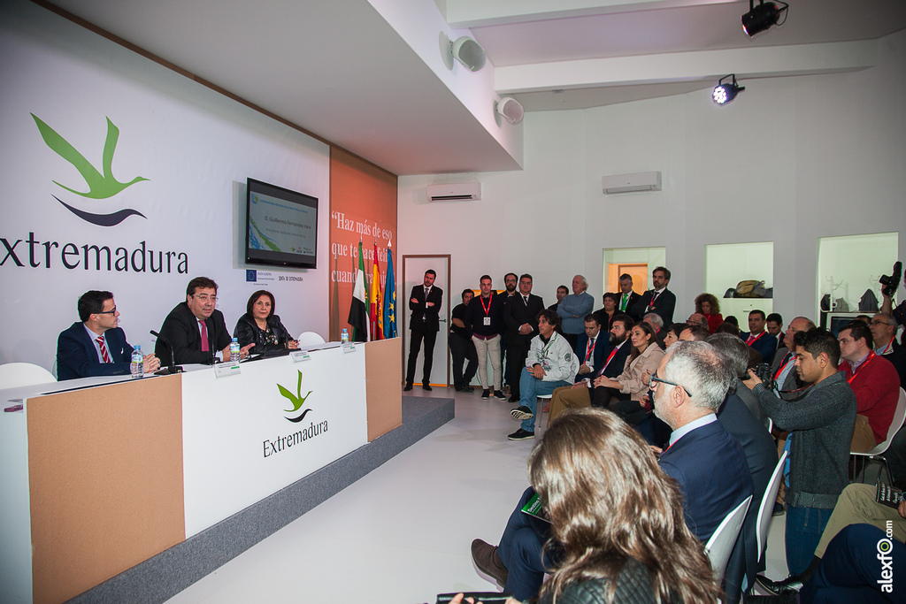 Fernández Vara muestra su apoyo a la candidatura de La Siberia Reserva de la Biosfera en FITUR 2018