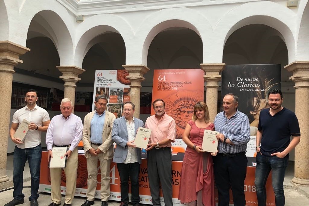 El libro ‘Mérida, teatro clásico. Reconstrucción ideal y restauraciones’ recoge las distintas capas de la historia arquitectónica del teatro romano