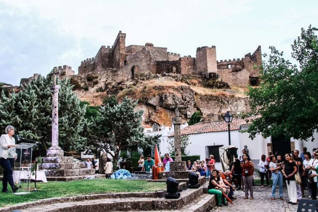 Leire Iglesias inaugura la decimotercera edición de los 'Encuentros en Montánchez. Diálogo de Culturas'