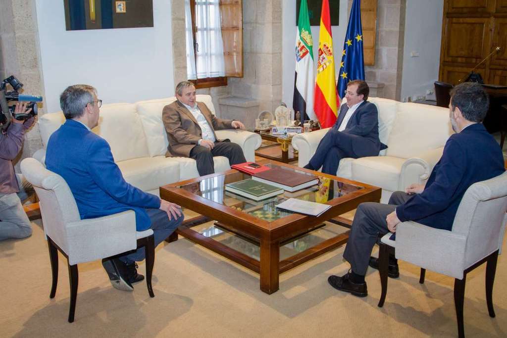 Vara analiza con el rector de la UEX la situación actual de la universidad y posibles medidas de futuro