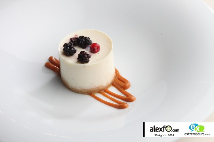 Tarta de queso y cuajada con galleta de membrillo y toffe